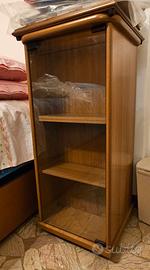 Due comodini con vetrinetta da letto