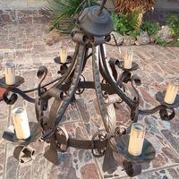 Lampadario rustico in ferro battuto 