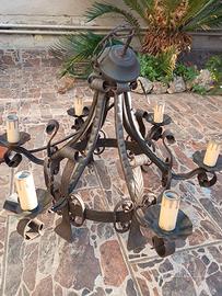 Lampadario rustico in ferro battuto 