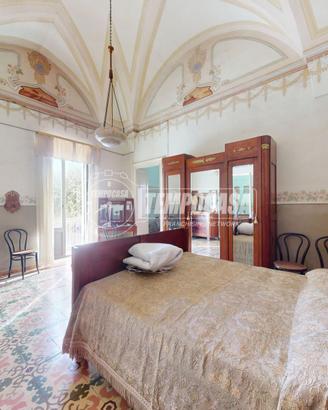 PALAZZOTTO STORICO CON GIARDINO E AREA SOLARE NEL