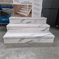 Piastrelle in gres rivestimento scala 