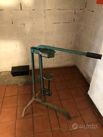 Tappatrice a leva della metà del 900