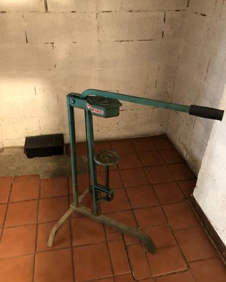Tappatrice a leva della metà del 900
