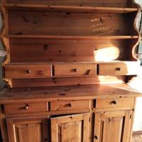 credenza piattiera  e tavolo rotondo 