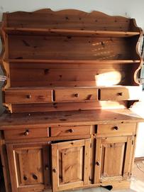 credenza piattiera  e tavolo rotondo 