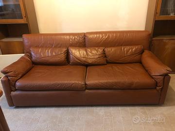 Divano in pelle marrone