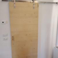 porta scorrevole in abete con tubolare in acciaio