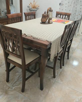 Tavolo da pranzo estendibile con sei sedie 