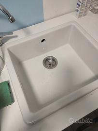 lavabo in ceramica nuovo