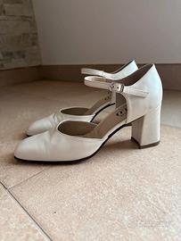 Décolleté vintage color panna in pelle con cinturi