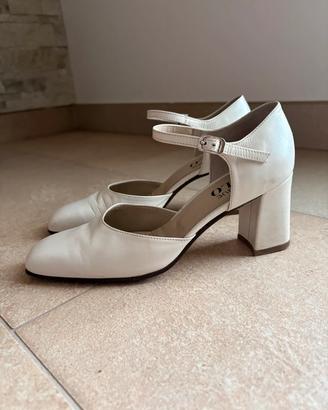 Décolleté vintage color panna in pelle con cinturi