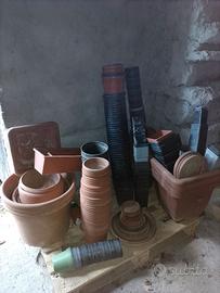 Vasi in plastica per giardinaggio