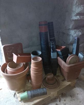 Vasi in plastica per giardinaggio