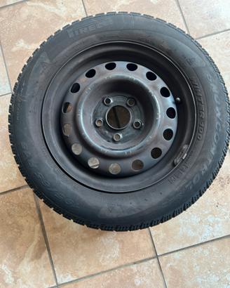 Gomme invernali Pirelli su cerchione