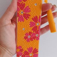 segnalibro arancione con i fiori 