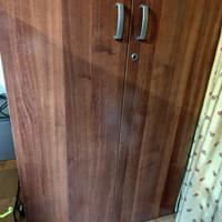 armadio con scaffalature 