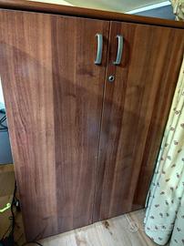 armadio con scaffalature 