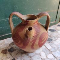 Anfora in terracotta antica con beccuccio decorata