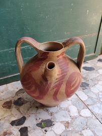 Anfora in terracotta antica con beccuccio decorata