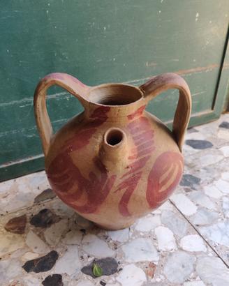 Anfora in terracotta antica con beccuccio decorata