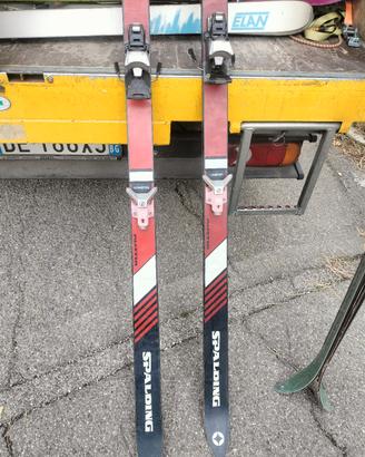 stock di sci e bastoni da neve vintage 