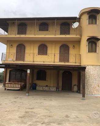 Villa con terreno di pertinenza melilli