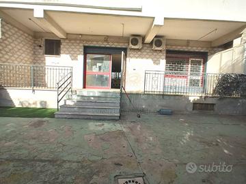 S2 ampio locale con spazio esterno