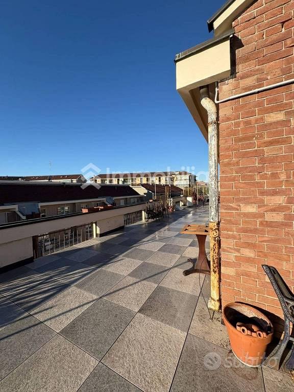 Appartamento di 150 m² con più di 5 locali a Torin - Altro