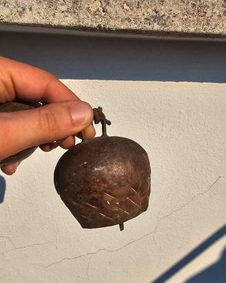 Campanaccio antico in bronzo. 
