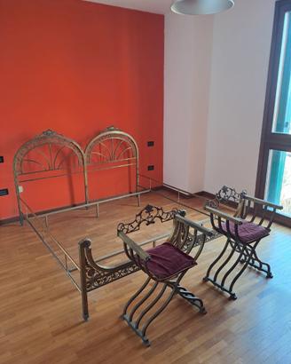 Letto in ferro battuto con sedie coordinate