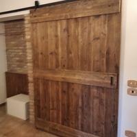 porta in legno vecchio scorrevole su ferro vecchio