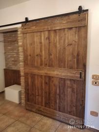 porta in legno vecchio scorrevole su ferro vecchio