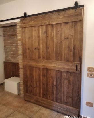 porta in legno vecchio scorrevole su ferro vecchio