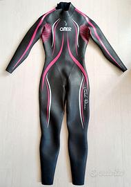 Muta donna apnea e acque libere