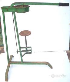 Vecchia tappatrice a leva per bottiglie tappi sugh