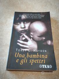 Libro una bambina e gli spettri -T.L. Hayden