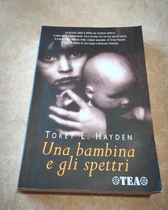 Libro una bambina e gli spettri -T.L. Hayden