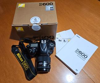 Nikon D600 con obiettivo 