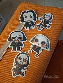 Set 5 adesivi Billy/Saw l'enigmista stile Chibi Ka
