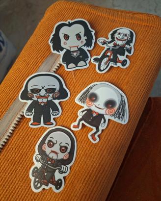Set 5 adesivi Billy/Saw l'enigmista stile Chibi Ka