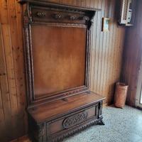 Cassapanca in legno con appendiabiti