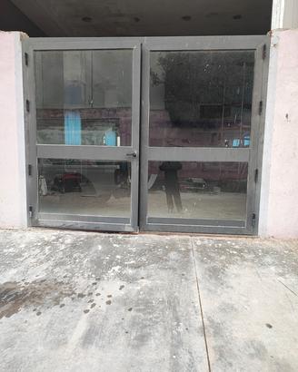 Porta alluminio con vetri con maniglie antipatico 
