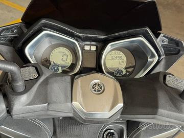 Yamaha Xmax momodesign