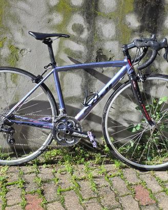 Bici da corsa Fuji Roubaix