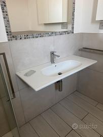 Lavabo con ribinetteria, luce specchio e mobilett