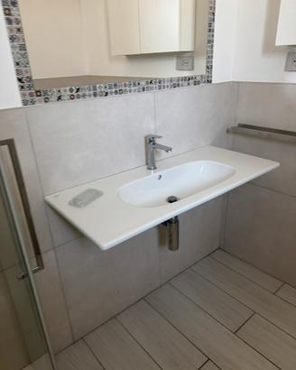Lavabo con ribinetteria, luce specchio e mobilett