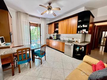 Camera tutta arredata vicino alla metro