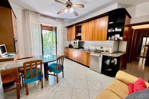 Camera tutta arredata vicino alla metro