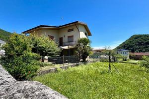 CASA INDIPENDENTE: spazio e luce in una cornice...
