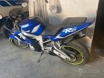 Moto Yamaha modello YZF R6 del 2001